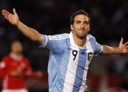 开云体育官方网站-赛道上的独舞，莱万进攻端无人可挡的F1街道赛之夜