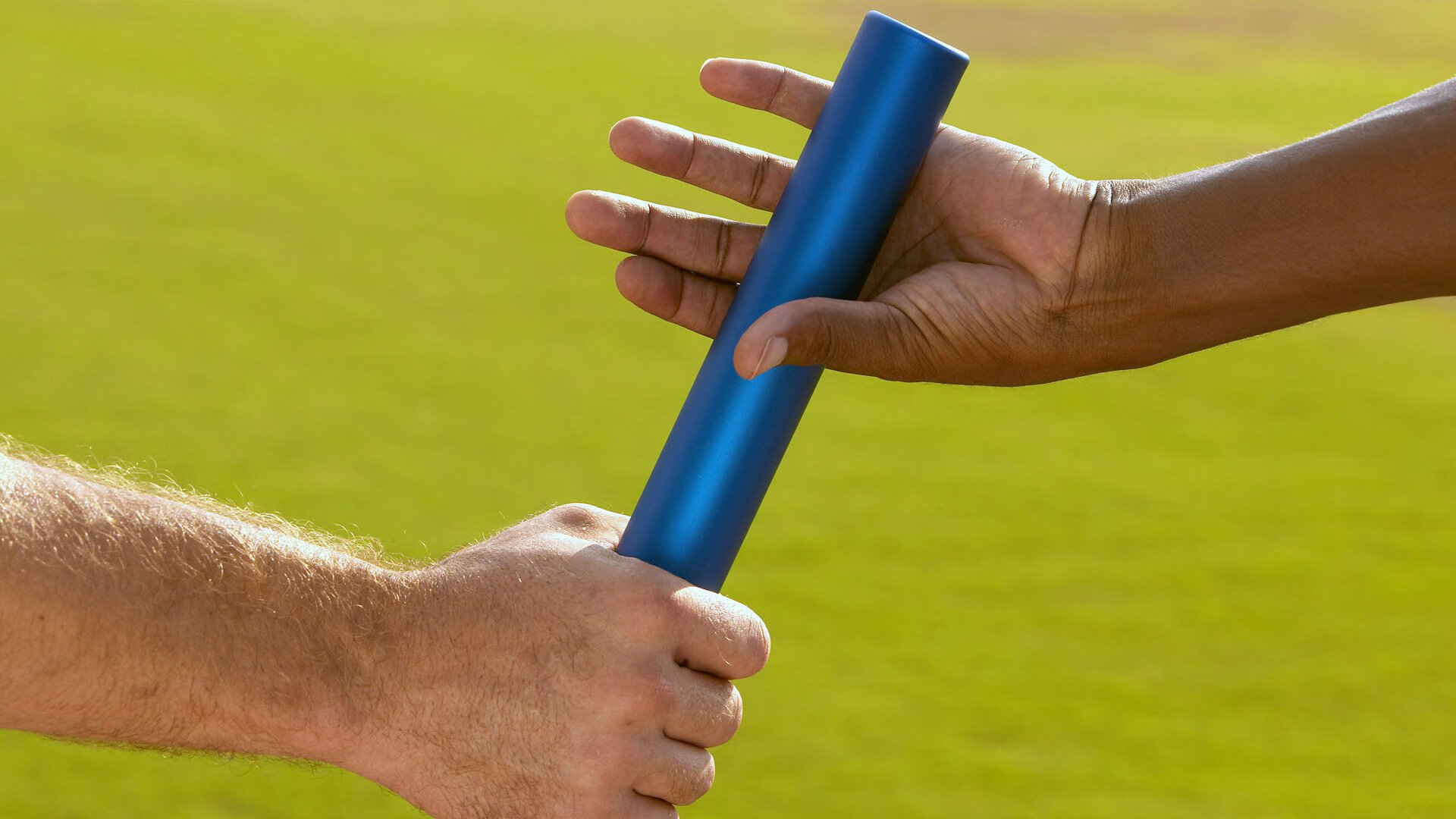 F1新赛季揭幕战之夜，赖斯关键制胜，巴林赛道见证新传奇诞生